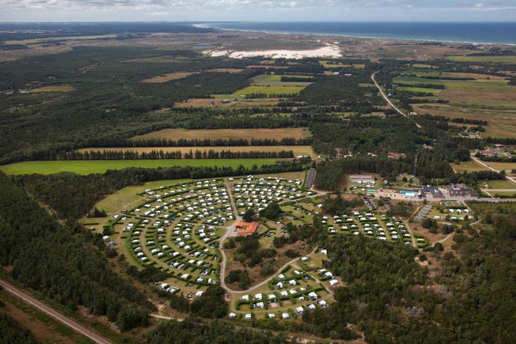 斯卡恩First Camp Råbjerg Mile - Skagen的大型停车场的空中景致