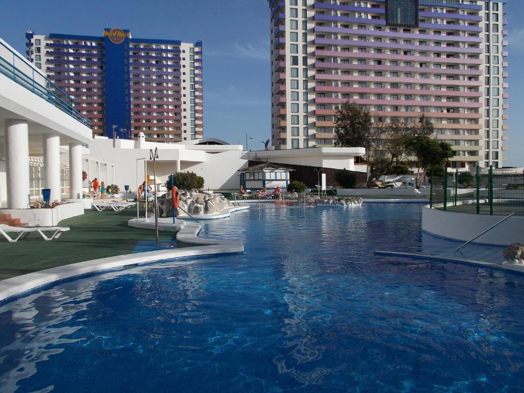 阿德耶Ocean View Studio的酒店的大型游泳池,建筑高大