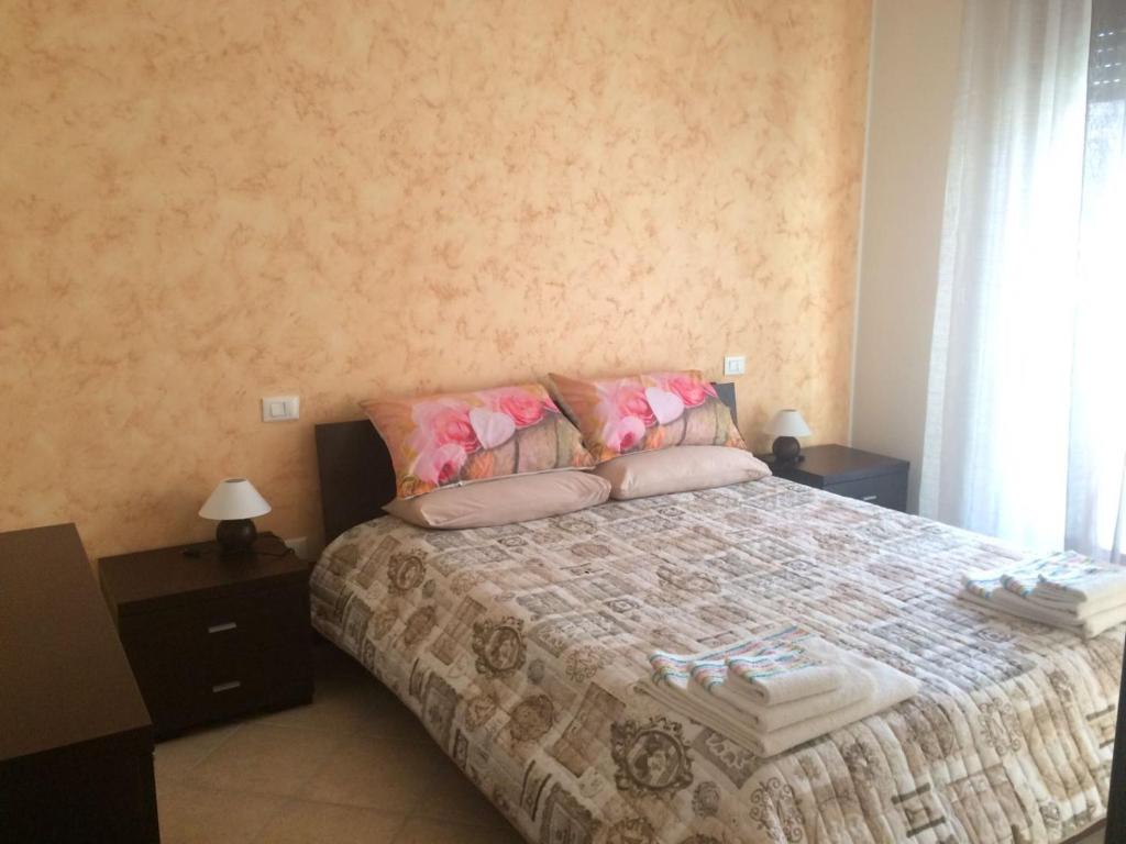 蒙特西尔瓦诺BnB del Nilo的一间卧室配有一张大床、两张桌子和一扇窗户