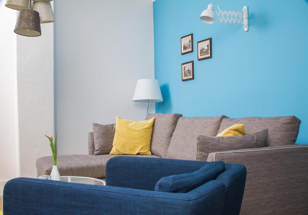 萨勒河畔瑙姆堡Stadtbleibe Naumburg的客厅里设有蓝色的沙发,拥有蓝色的墙壁