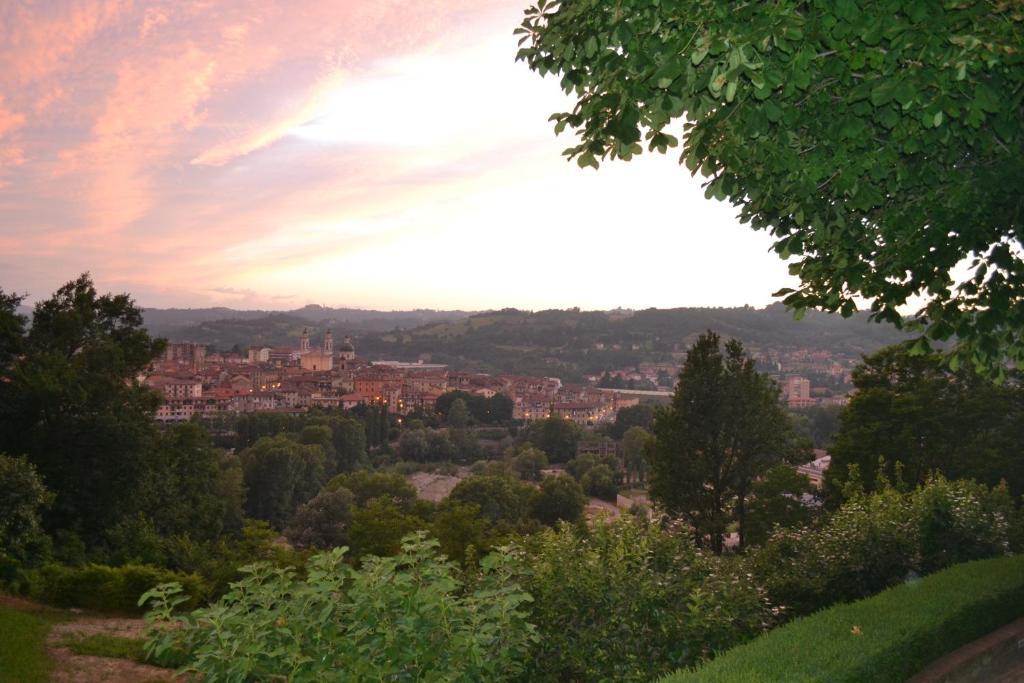 奥瓦达Il Borgo Delle Grazie的日落时从山丘上欣赏到城市美景