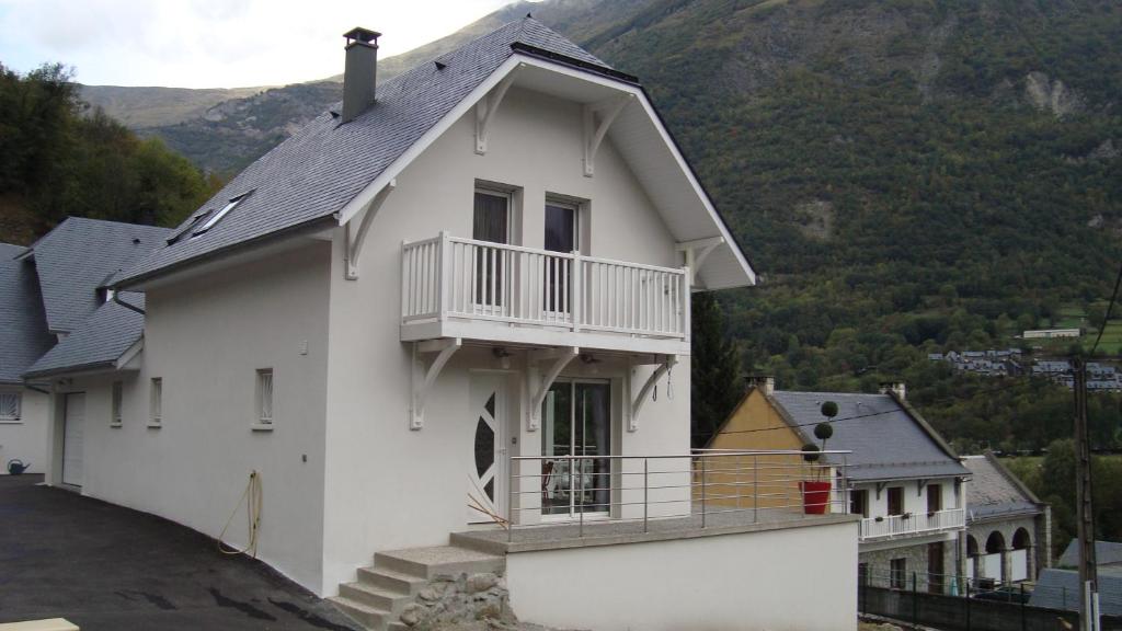 吕兹-圣索沃尔Les coquelicots的白色的房子,上面设有阳台