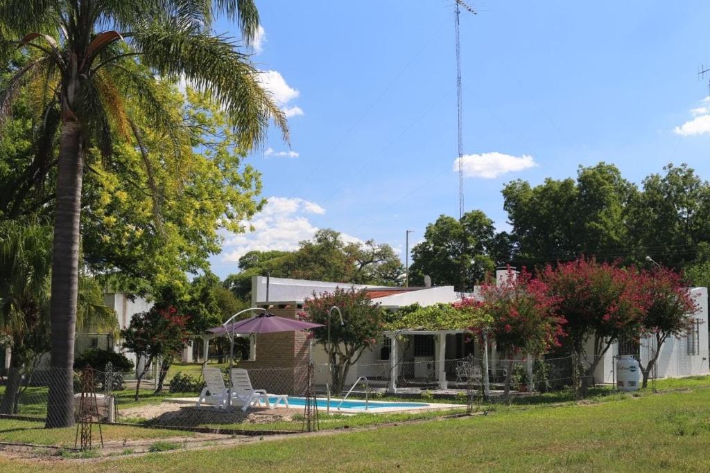 CalabacillasLos Nogales de Yerua的一座带游泳池和棕榈树的房子
