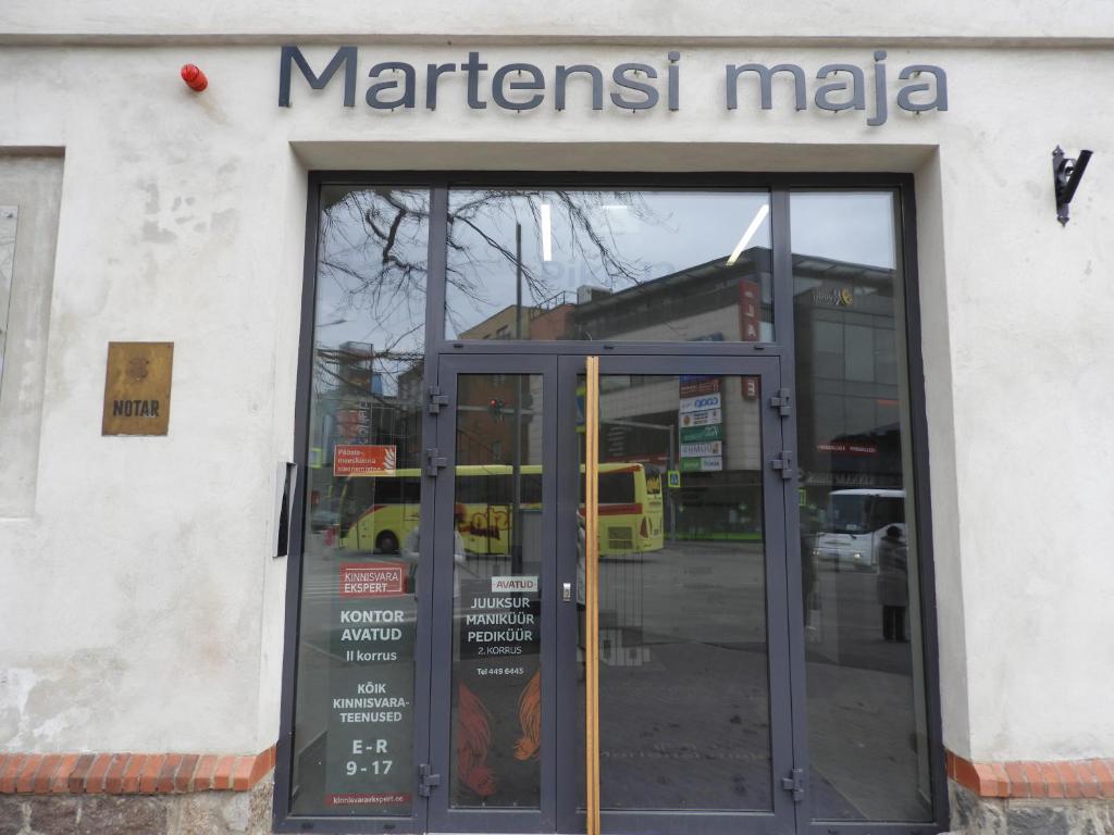 派尔努Martensi Maja的通往海洋购物中心的入口,大门是敞开的