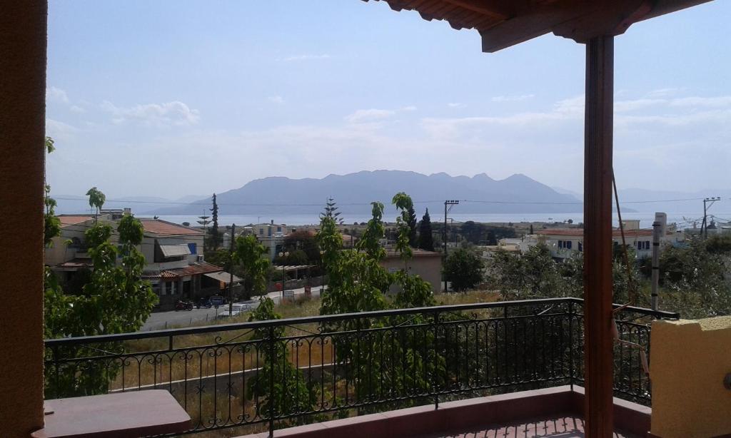 派尔季卡威尼斯一室公寓的阳台享有城市和山脉的景致。