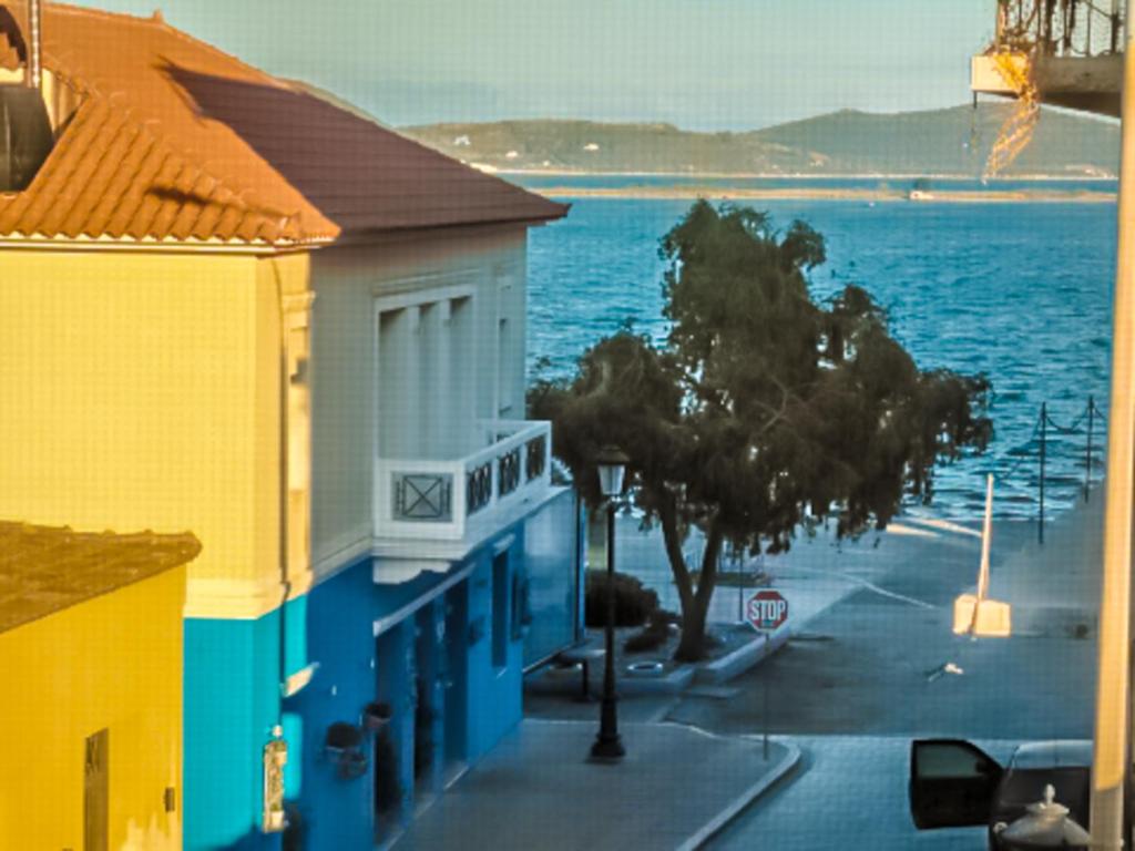 普雷韦扎Evgenia's Balcony的靠近水体的黄色和蓝色建筑