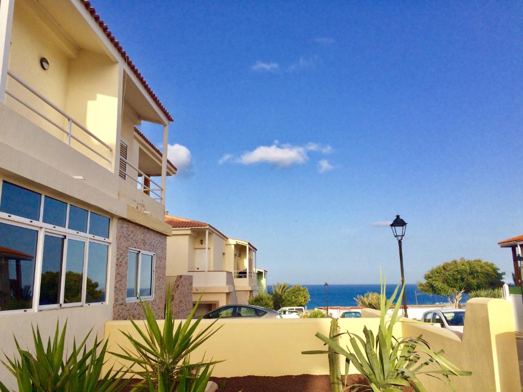 罗萨里奥港Apartamento Playa Blanca Holiday的海景建筑