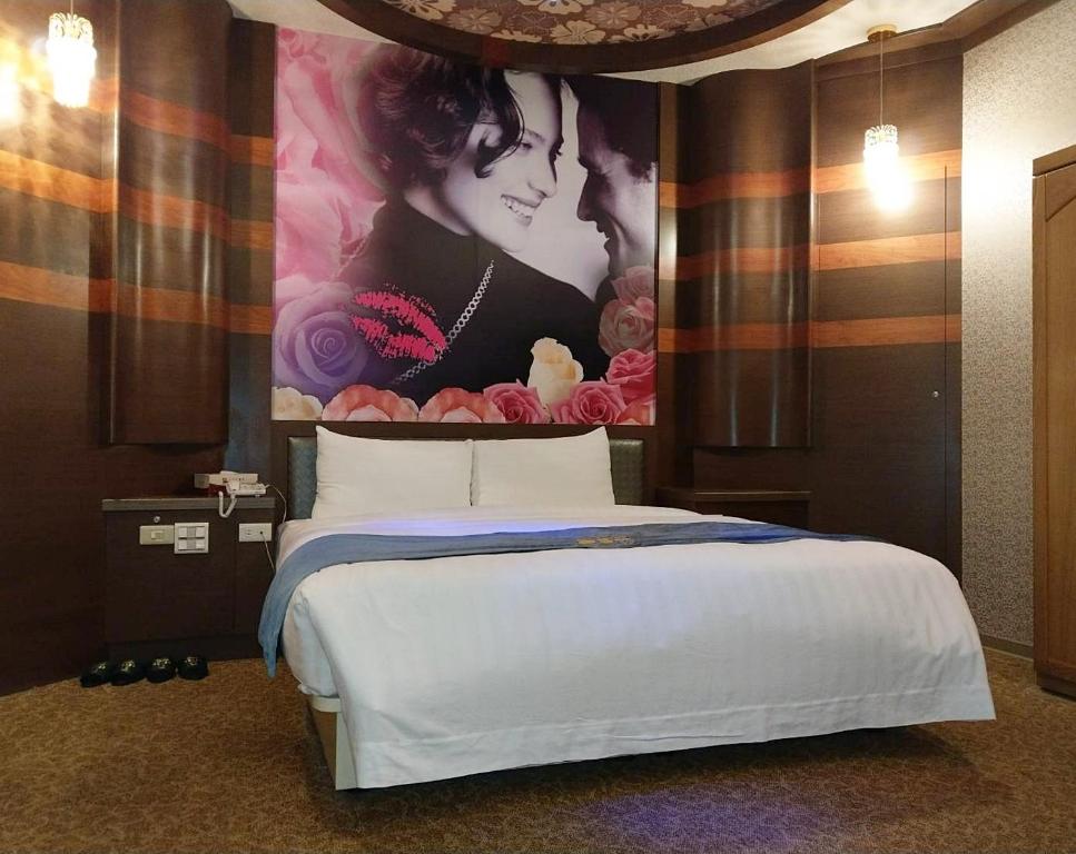 基隆北都大饭店的一间卧室配有一张壁画床