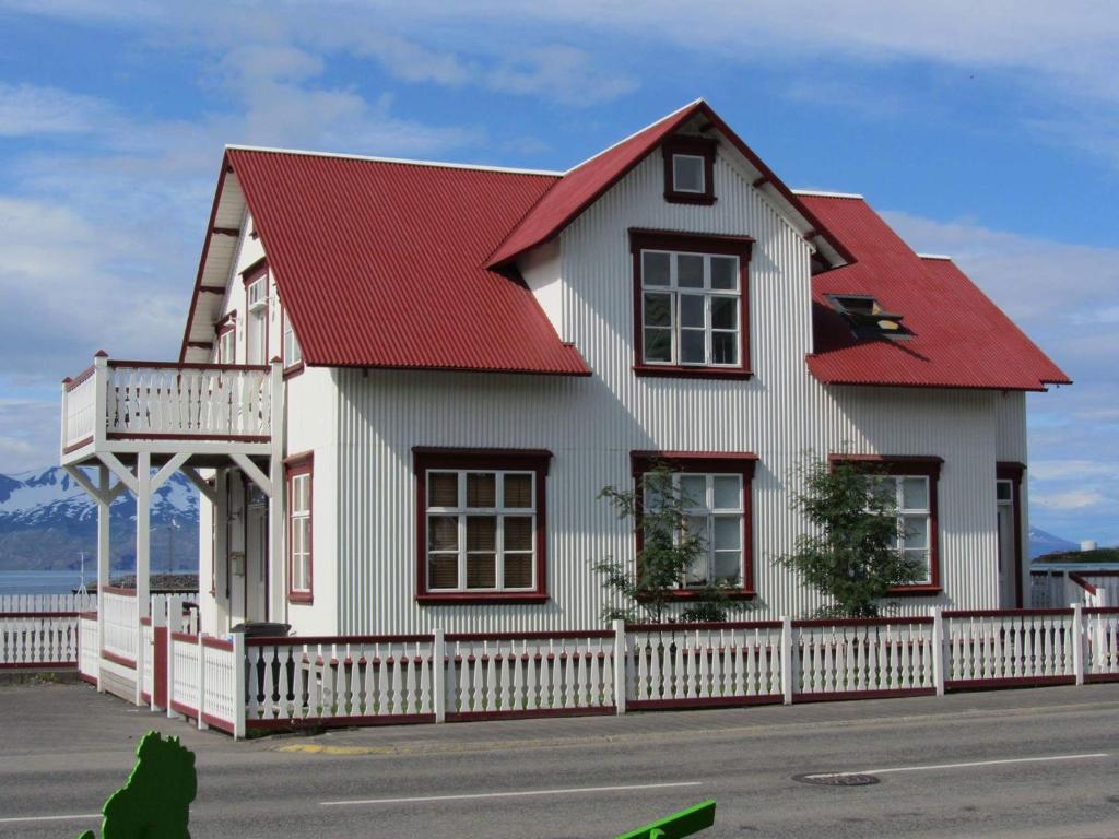 胡萨维克Bjarnabúð的红色屋顶的房子