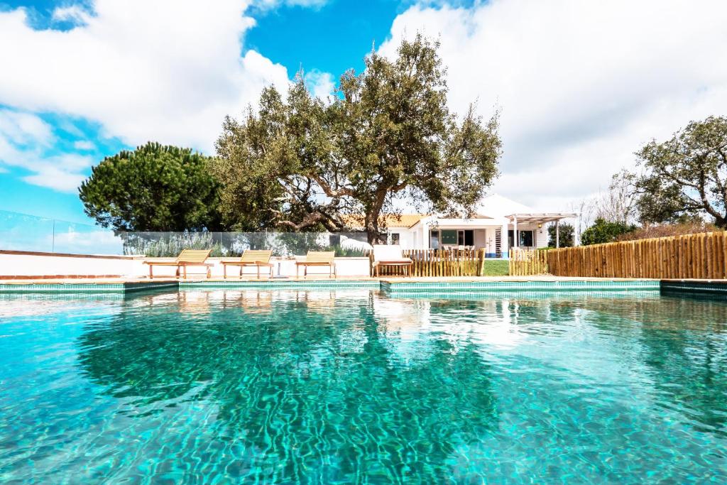 格兰杜拉Monte do Medronhal的一座房子前面的蓝色海水游泳池