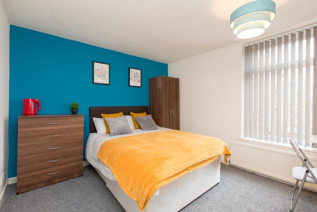克鲁Townhouse @ Edleston Road Crewe的一间卧室配有一张蓝色墙床