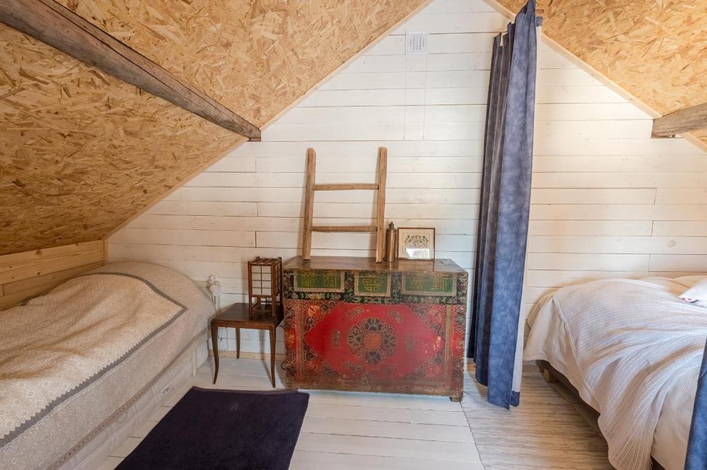 马隆Stuga Petruslogen的一间卧室配有一张床、一把椅子和一张桌子