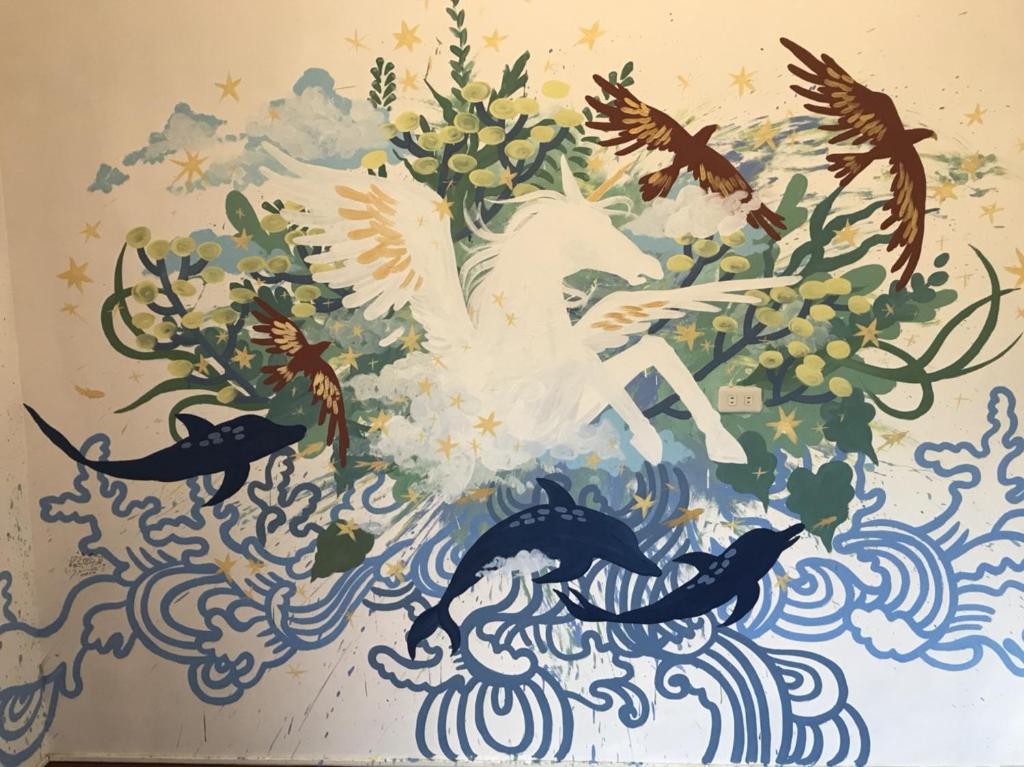 小琉球岛教官の818密室 的水中一匹马与鸟儿的画