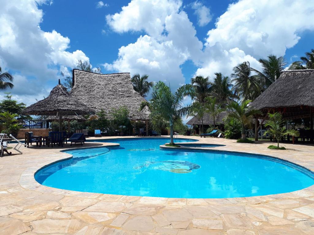 达累斯萨拉姆客及及海滩度假酒店的棕榈树度假村的游泳池