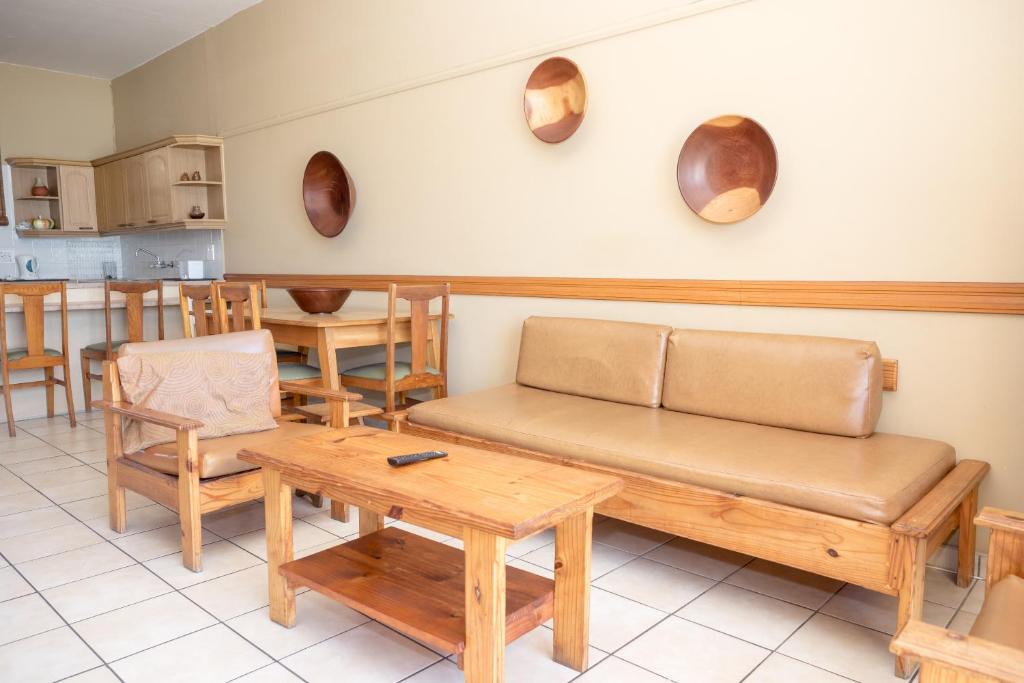 马盖特Seabrook 204 Margate RSA的客厅配有沙发和桌椅