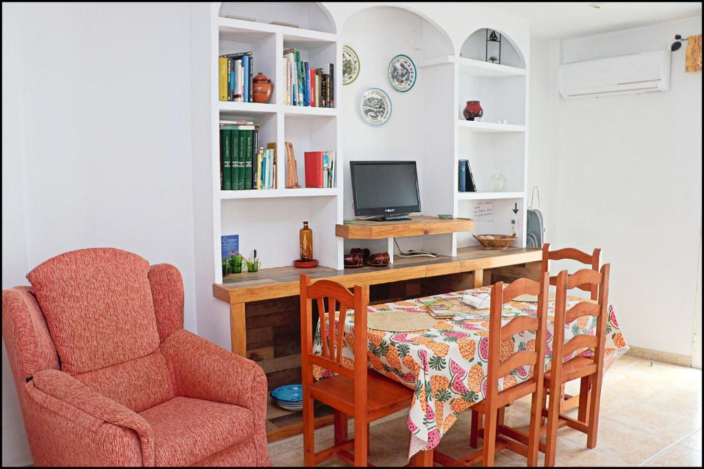科尼尔-德拉弗龙特拉Apartamento Sol II的客房设有一张桌子、一台电脑和一把椅子