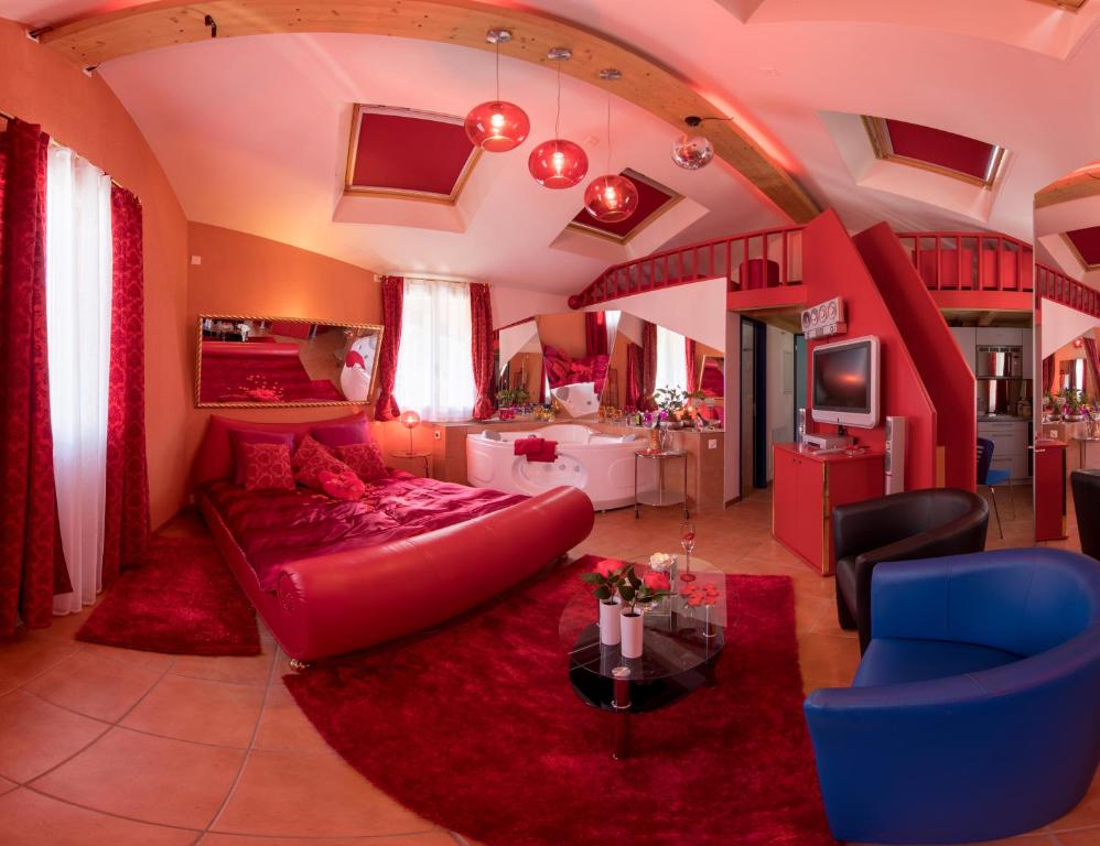 因特拉肯爱巢公寓的客厅配有红色沙发和电视