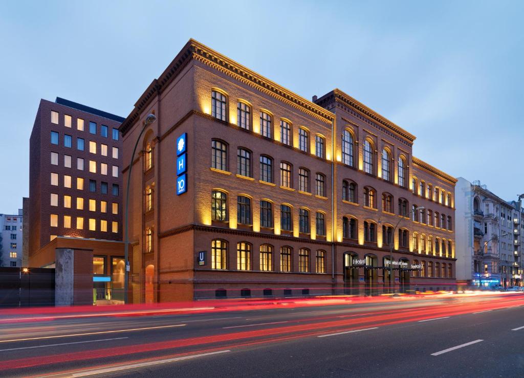 柏林柏林库丹姆H10酒店的城市街道上的一个大型砖砌建筑