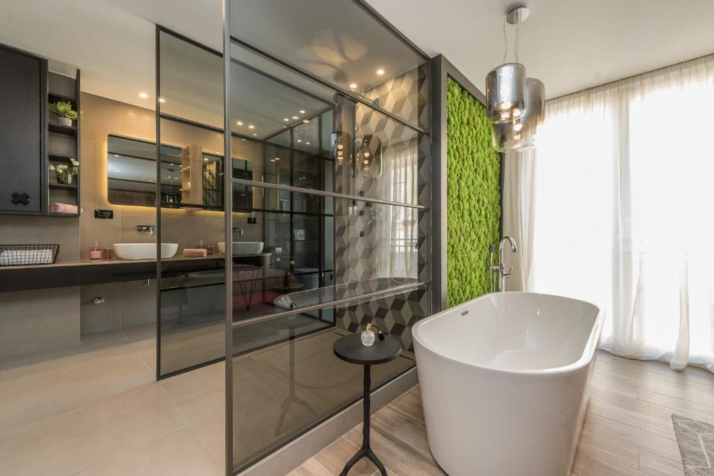 扎达尔玛瑞塔独家公寓和客房酒店的一间带大浴缸和水槽的浴室