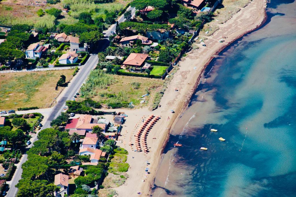 奥尔贝泰洛斯梅拉尔多别墅酒店的享有海滩的空中景致,设有房屋和海洋