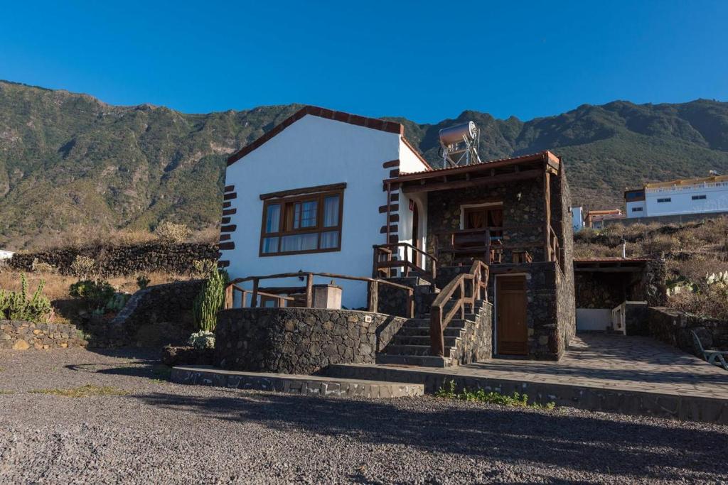 弗龙特拉Casa Rural La Pagarrona的山中的小房子