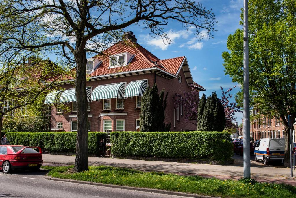 斯希丹B&B De Schiedamse Suites的街上有红屋顶的砖房