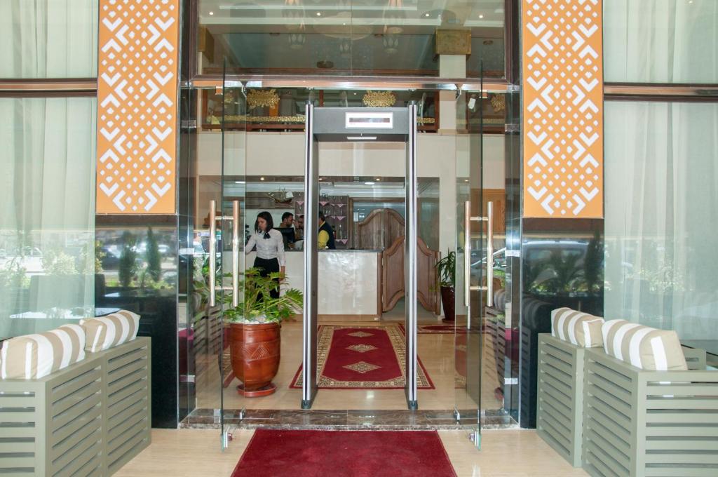 Sidi BennourSania Hotel的大堂设有玻璃门,里面装有植物