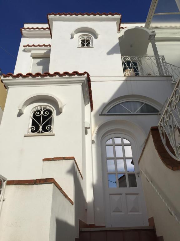 卡普里To Be Capri的白色的建筑,设有2扇窗户和阳台