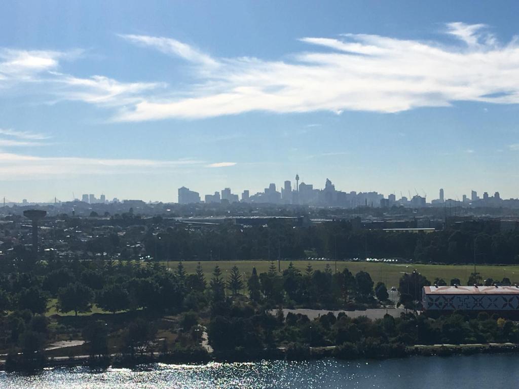 悉尼奢华全景新公寓的享有城市湖景