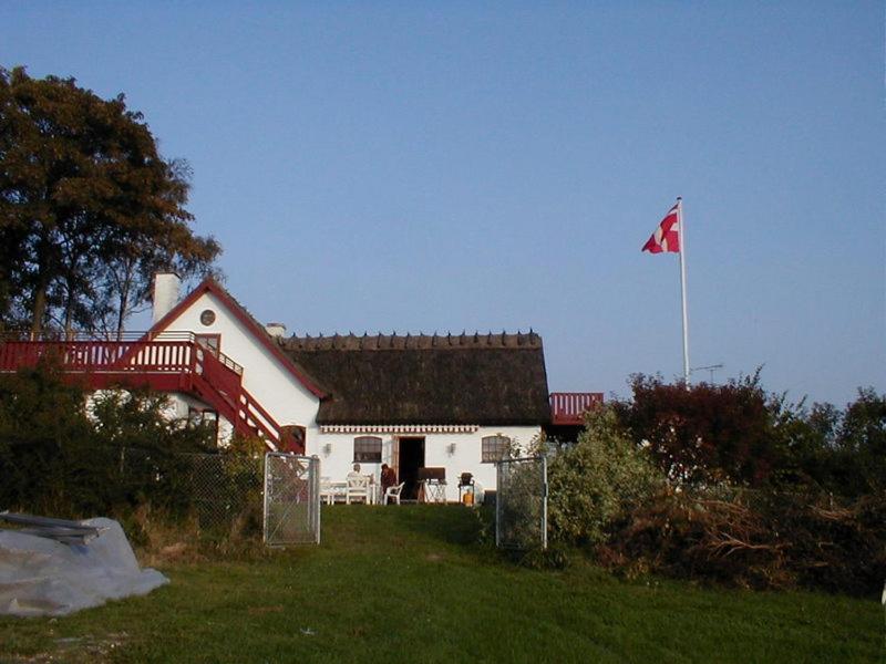 Havdrup波尔布洛民宿的前面有加拉丁旗的白色房子