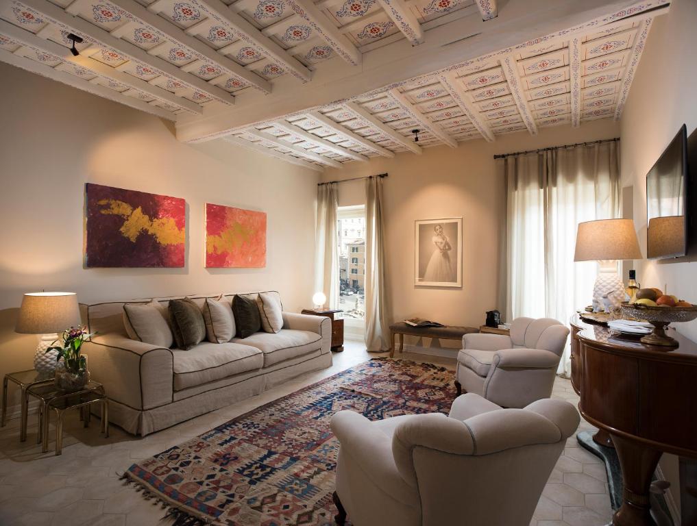 罗马卡鲁索宫酒店的客厅配有沙发和椅子