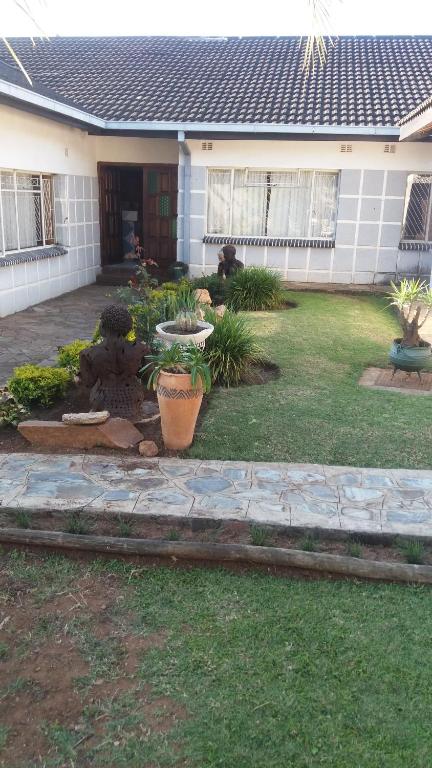 布拉瓦约Tshulu Tsha Nabe B&B的一座带花园的庭院