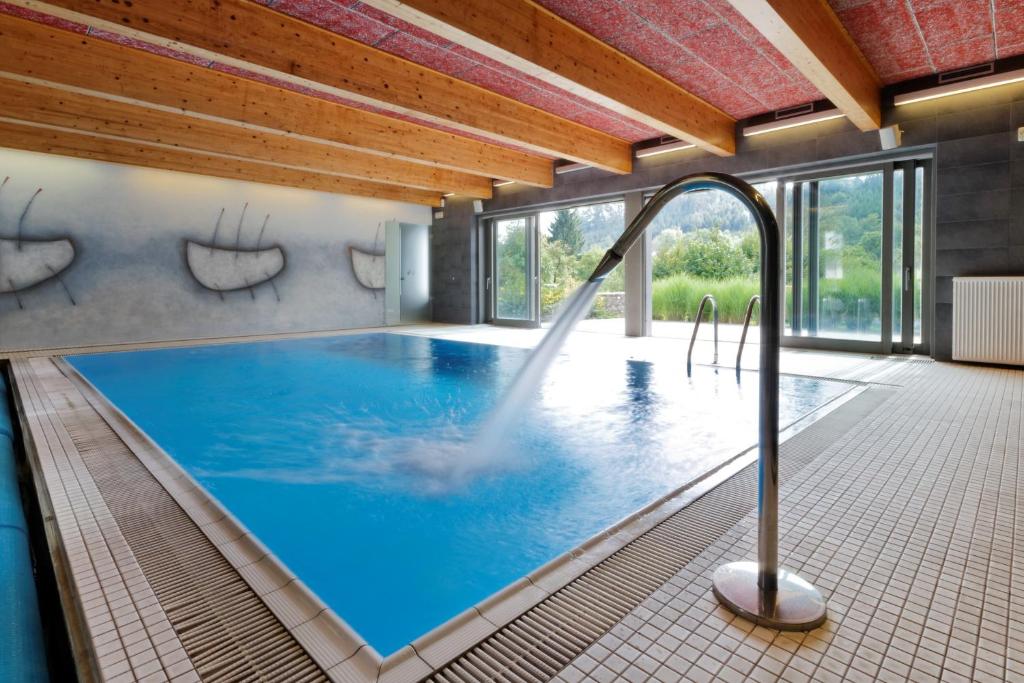 Lysice乌奇沃卢酒店的一座房子里设有淋浴的大型游泳池