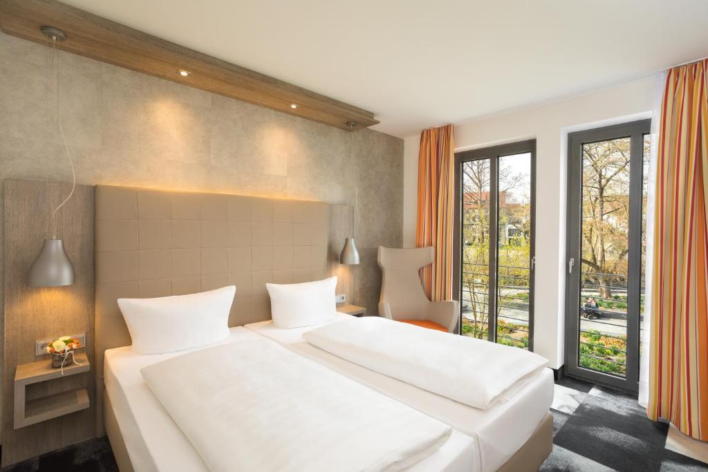 爱尔福特克拉默布鲁克爱尔福特酒店的卧室设有一张白色大床和一扇窗户。