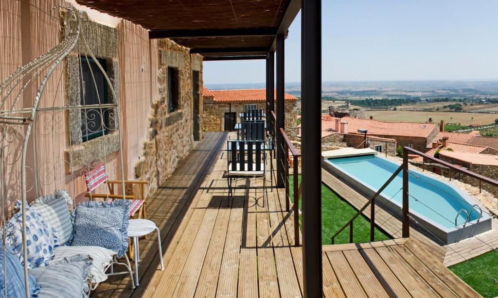 卡斯特洛罗德里戈卡萨达西斯特纳酒店的阳台享有带游泳池的房屋景色