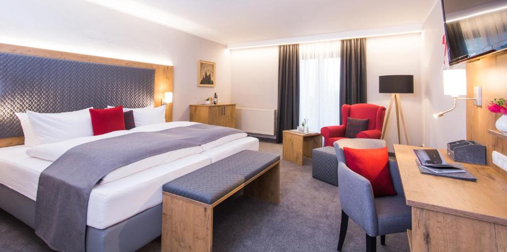 弗赖翁Genusshotel "Zum Wendl"的配有一张床和一张书桌的酒店客房