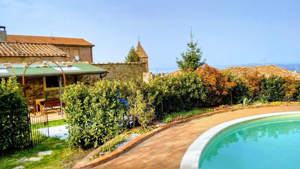 基亚恩尼Villa Fico的一个带游泳池和房子的后院