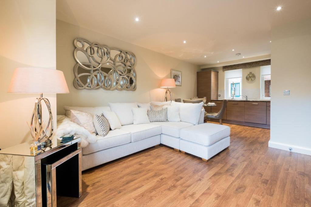 杜伦Riverside Retreat - Durham的客厅配有白色的沙发和桌子