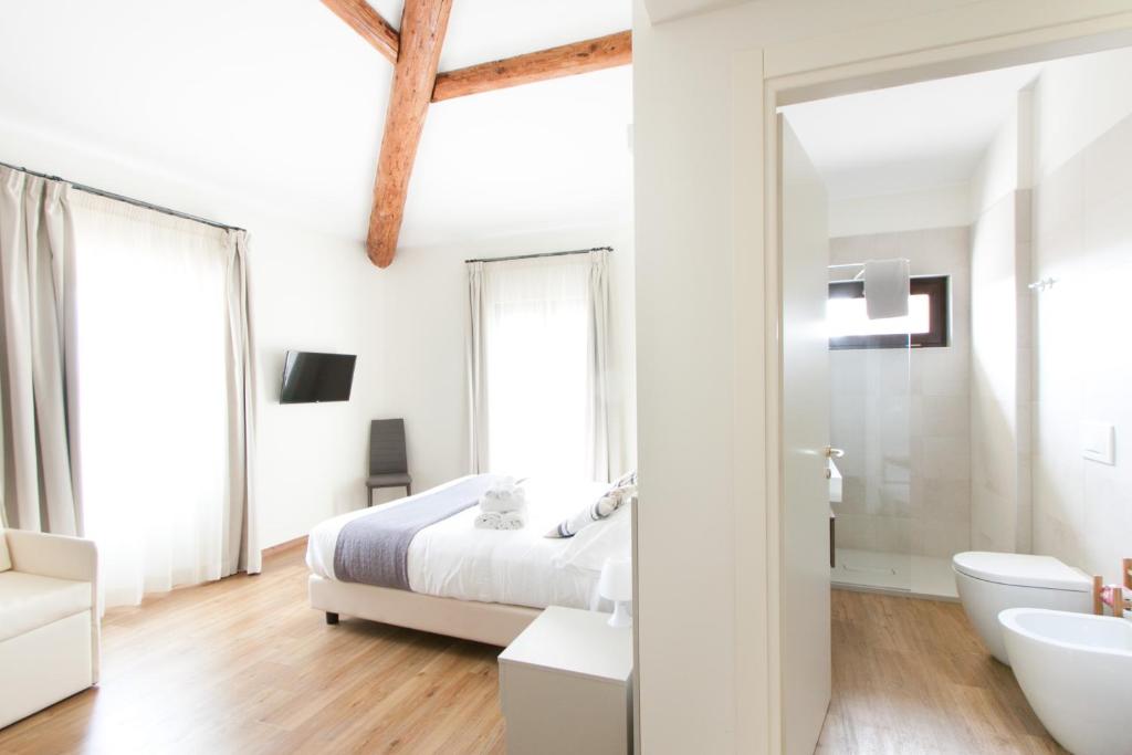 卡斯特努沃德加尔达Garda Relais的白色卧室设有床铺和水槽