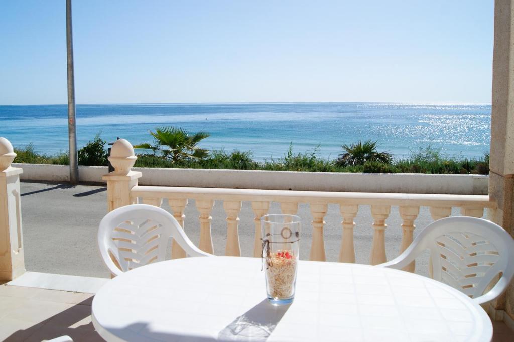 皮拉尔－德拉奥拉达达杰西卡海滩公寓的白色的桌椅,享有海景