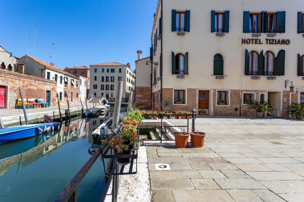 威尼斯蒂齐亚诺酒店的城市的运河,有建筑和植物