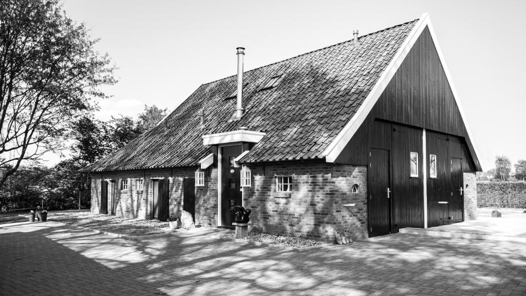 温特斯韦克Bed & Breakfast De Schoppe的谷仓的黑白照片