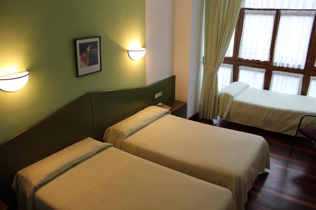 奥尼亚特辛迪卡酒店的酒店客房设有两张床和窗户。