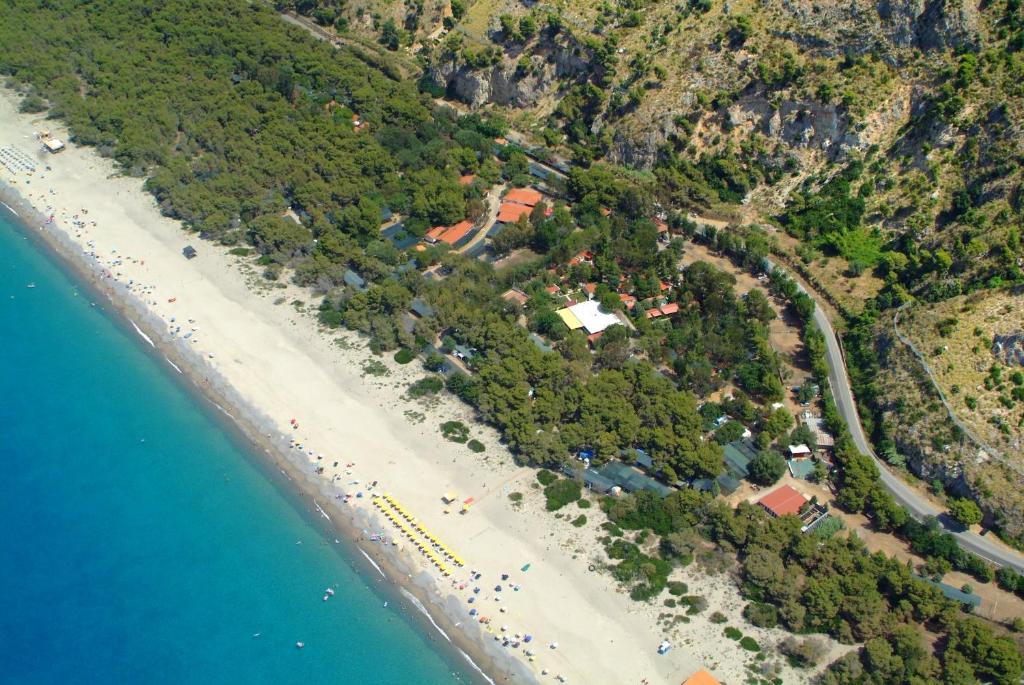 卡梅罗塔码头维拉吉奥奥迪西露营酒店的享有海滩和海洋的空中景致
