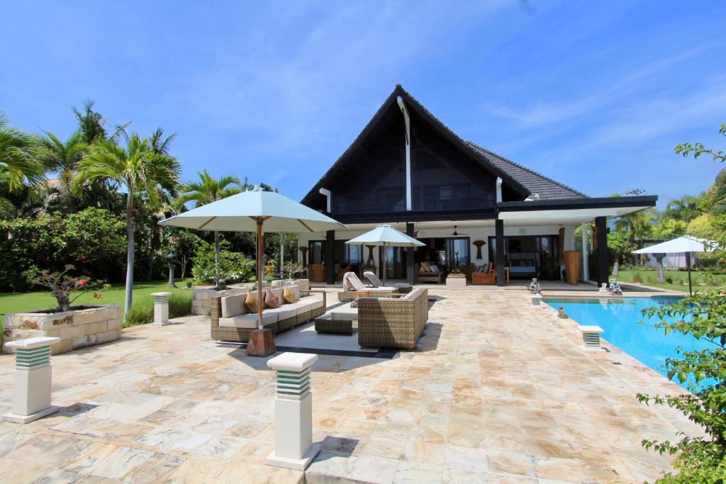 PengastulanVilla Belvedere Bali的一座带游泳池和度假村的别墅