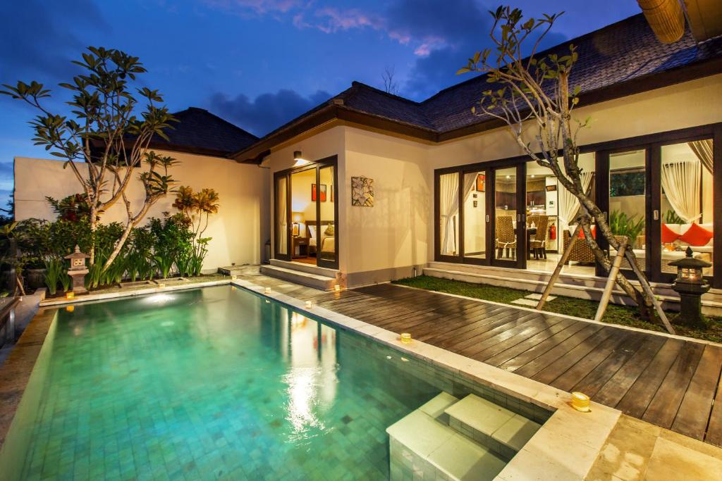 乌鲁瓦图巴厘岛海滩丽嘉别墅的一座带游泳池和房子的别墅