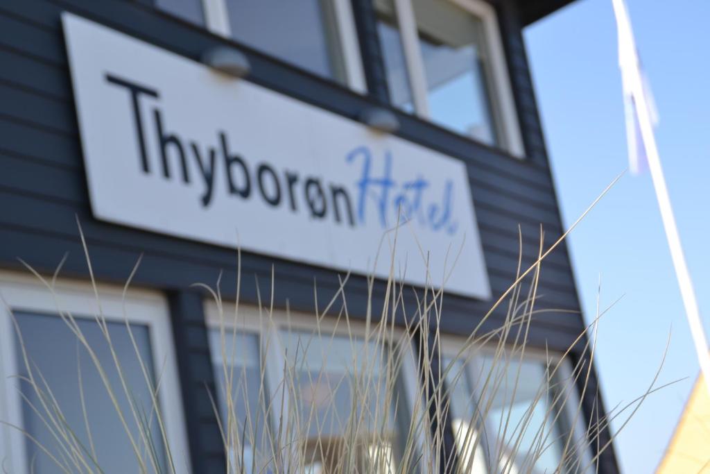 曲博伦Thyborøn Hotel的建筑物一侧的标志