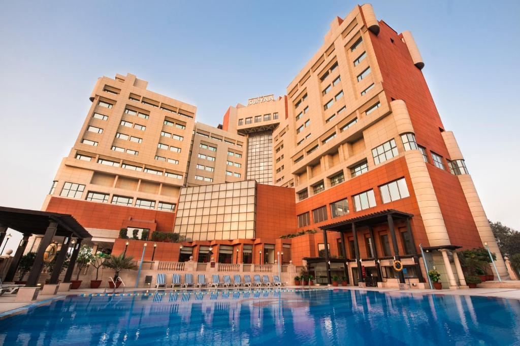 新德里新德里苏尔亚酒店的前面有一座大游泳池的建筑