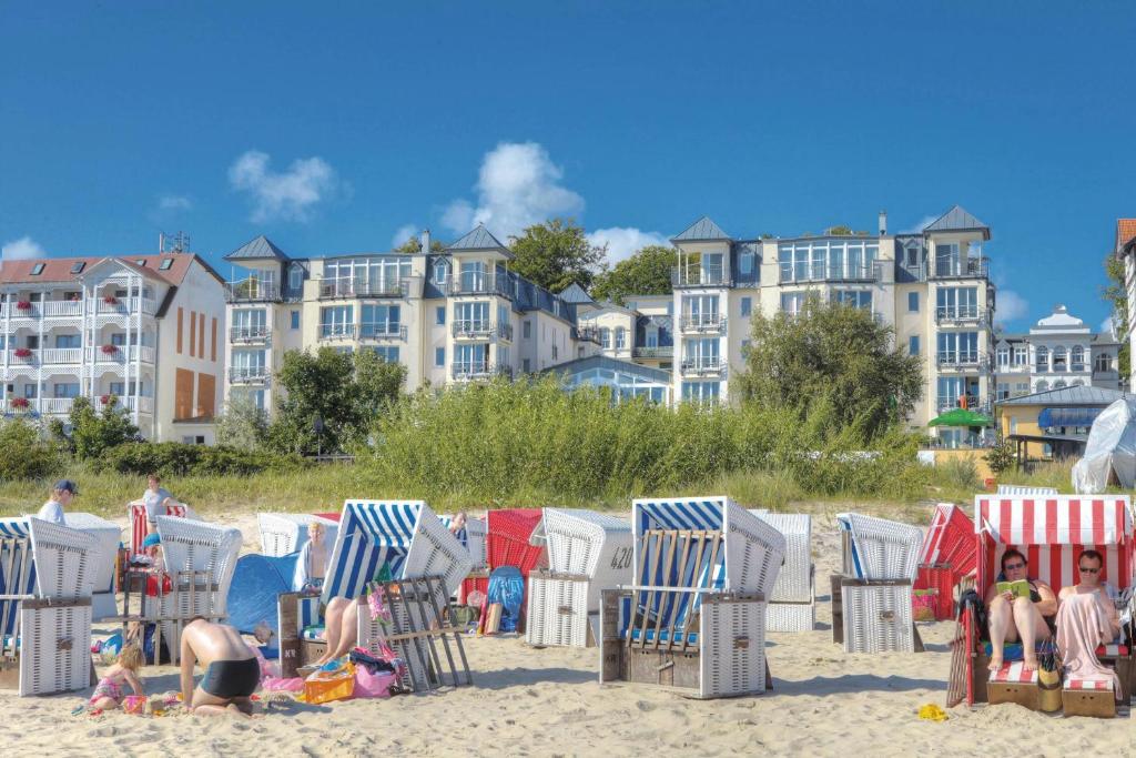 赛巴特班森波罗的海住宅班森斯特尔公寓式酒店的一群沙滩椅和海滩上的人