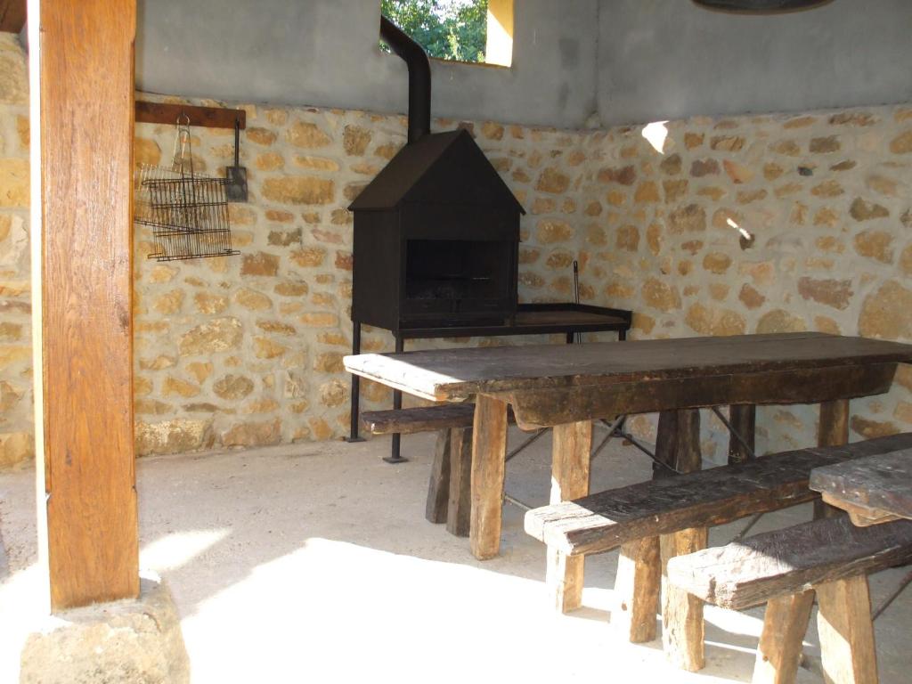 Totero拉克拉力扎公寓的客房设有木桌和燃木炉。